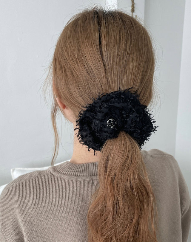 38컴온커먼 Feather Symbol Scrunchie (Black) 착용컷