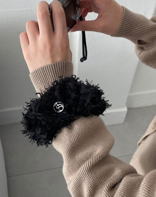 38컴온커먼 Feather Symbol Scrunchie (Black) 착용컷