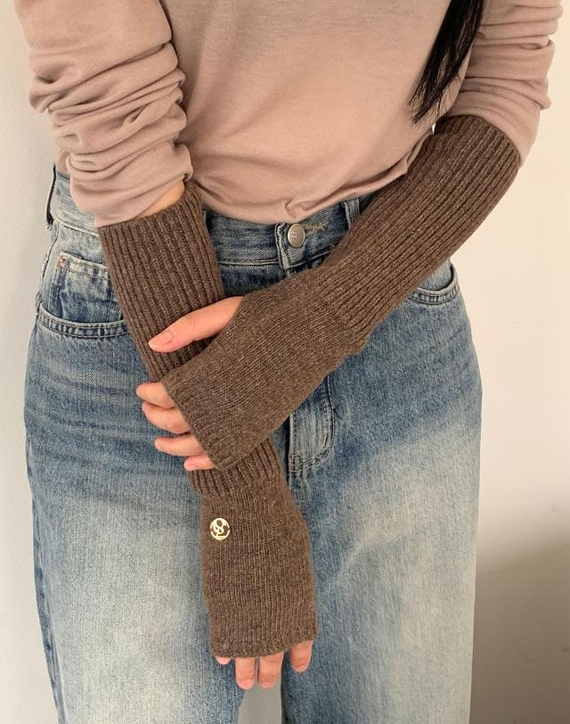 38컴온커먼 Cashmere hand warmer (Dark Brown) 착용컷