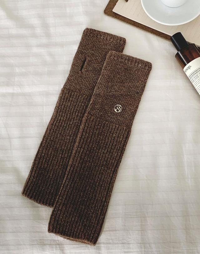 38컴온커먼 Cashmere hand warmer (Dark Brown) 착용컷