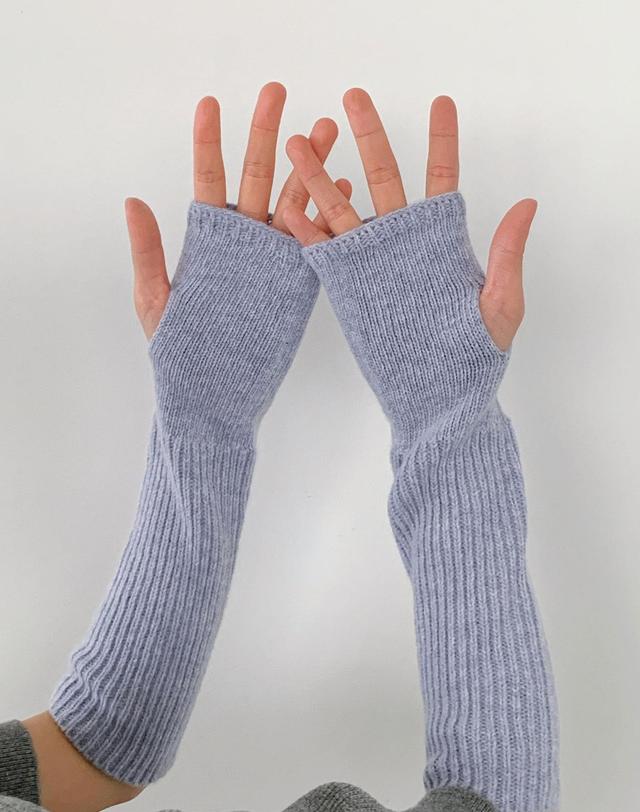 38컴온커먼 Cashmere hand warmer (Ice Blue) 착용컷