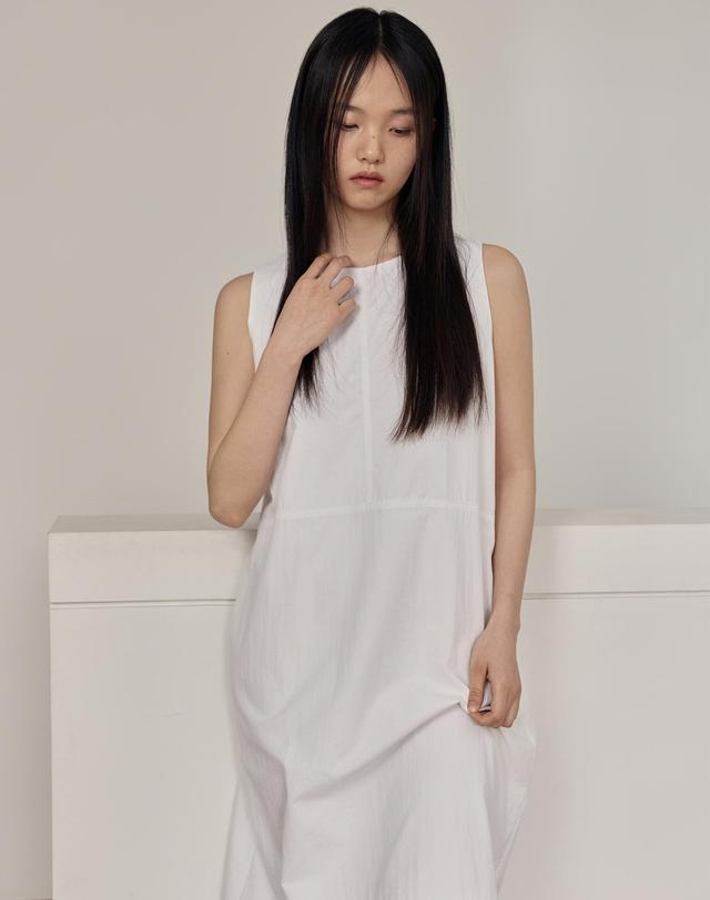 38컴온커먼 Relaxed Sleeveless Dress (White) 착용컷