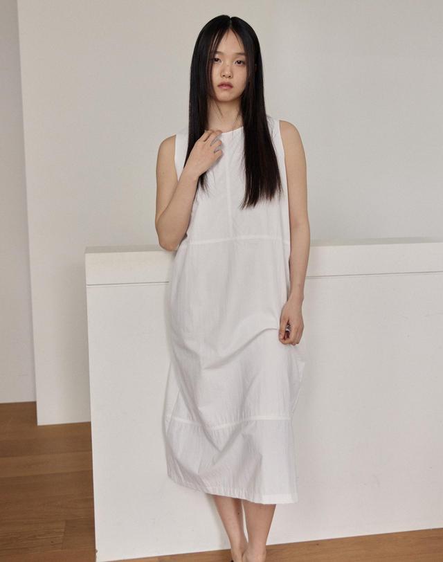 38컴온커먼 Relaxed Sleeveless Dress (White) 착용컷