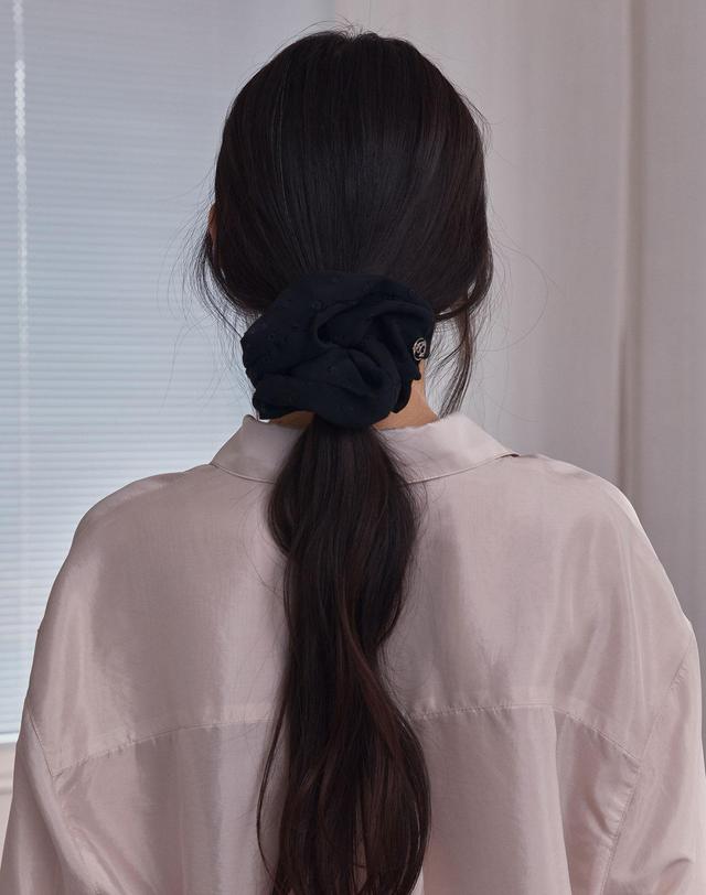 38컴온커먼 Dot Sheer Layered Scrunchie (Black) 착용컷