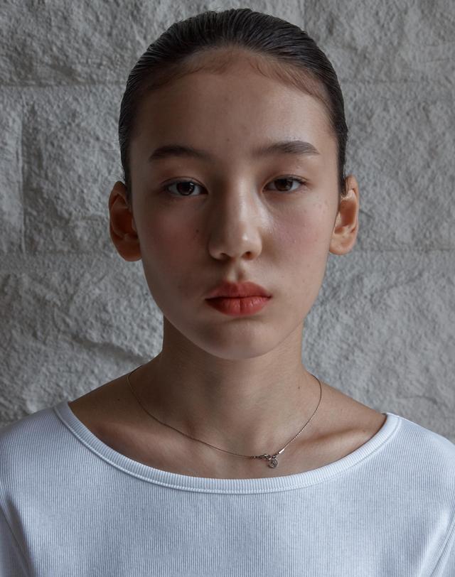 38컴온커먼 Slim Glow Surgical Necklace (Silver) 착용컷