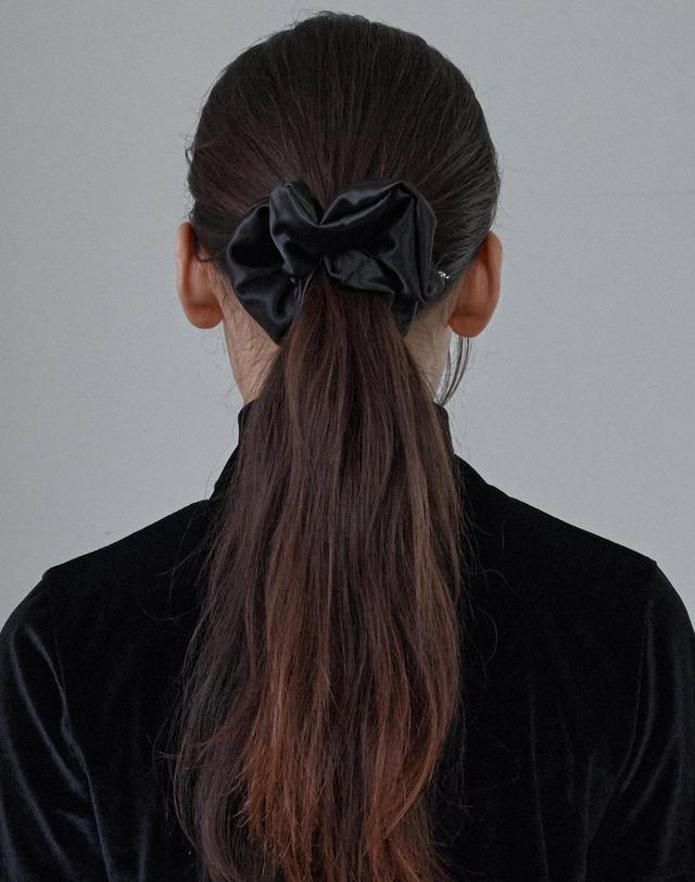 38컴온커먼 Silky Satin Scrunchie (Black) 착용컷