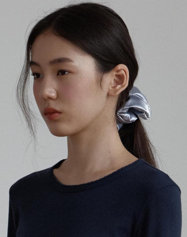 38컴온커먼 Silky Satin Scrunchie (Lavender Grey) 착용컷