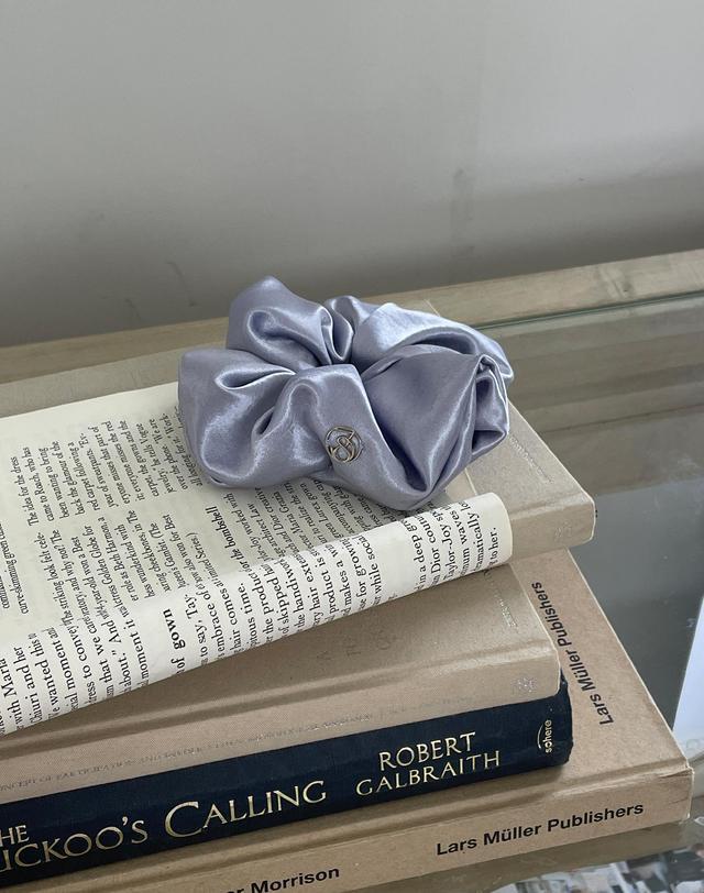 38컴온커먼 Silky Satin Scrunchie (Lavender Grey) 착용컷