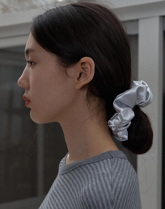 38컴온커먼 Silky Satin Scrunchie (Silver) 착용컷