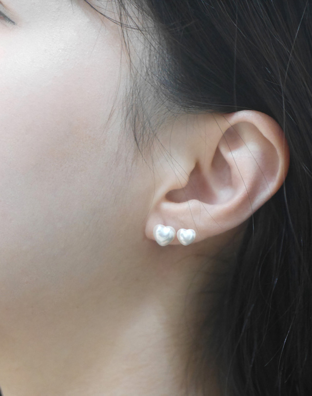하리쥬얼리 14K 로라 하트 진주 피어싱 10mm 착용컷