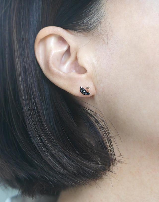하리쥬얼리 14K 블랙 스완 백조 피어싱 착용컷