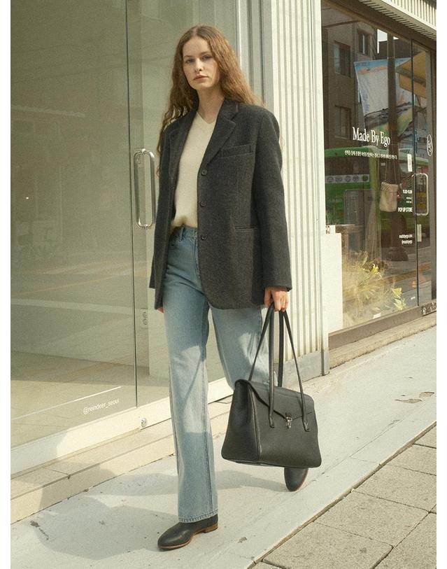 리프레임 타임리스 숄더 플랩백 시리즈 오플 레더 노트북 블랙 착용컷