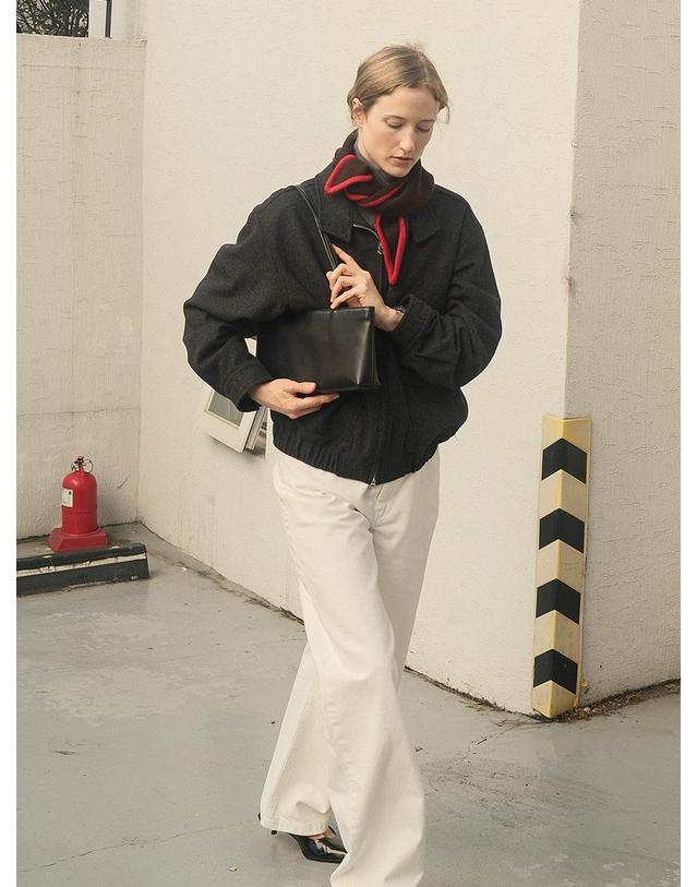 리프레임 슬림 스퀘어 백 시리즈 이태리 카우 레더 블랙 착용컷