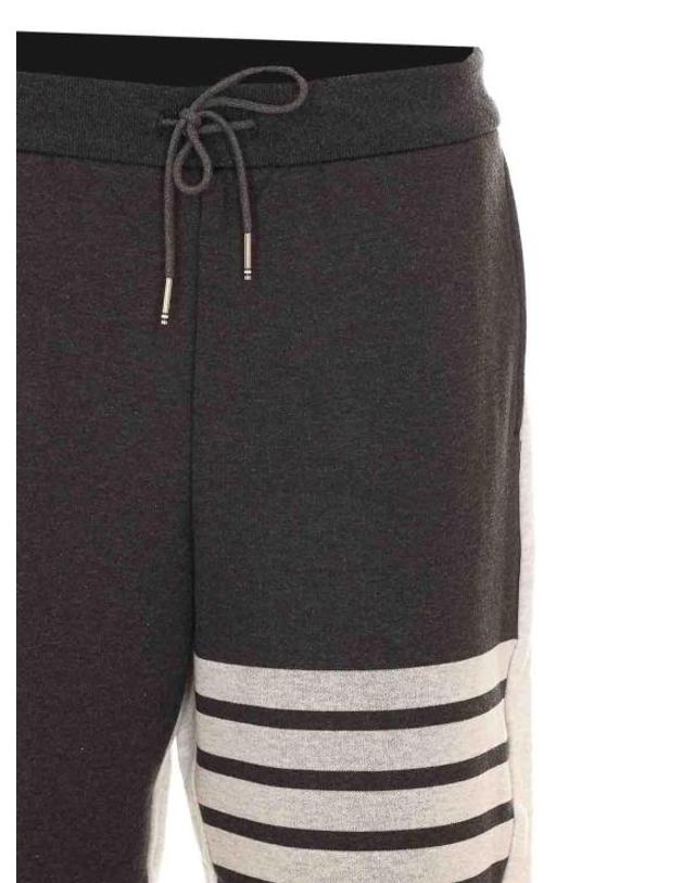 톰브라운 [해외직구] 26FW 톰브라운 트레이닝 조거 팬츠 MJQ245A00535949 GREY 착용컷