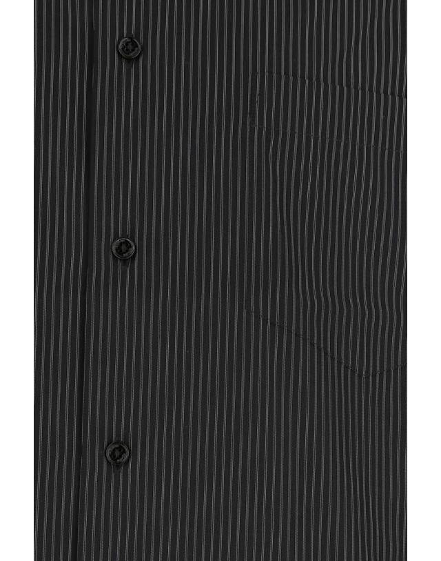 베트멍 [해외직구] 22SS 베트멍 반팔 셔츠 UE52SH100B BLACKSTRIPES 착용컷