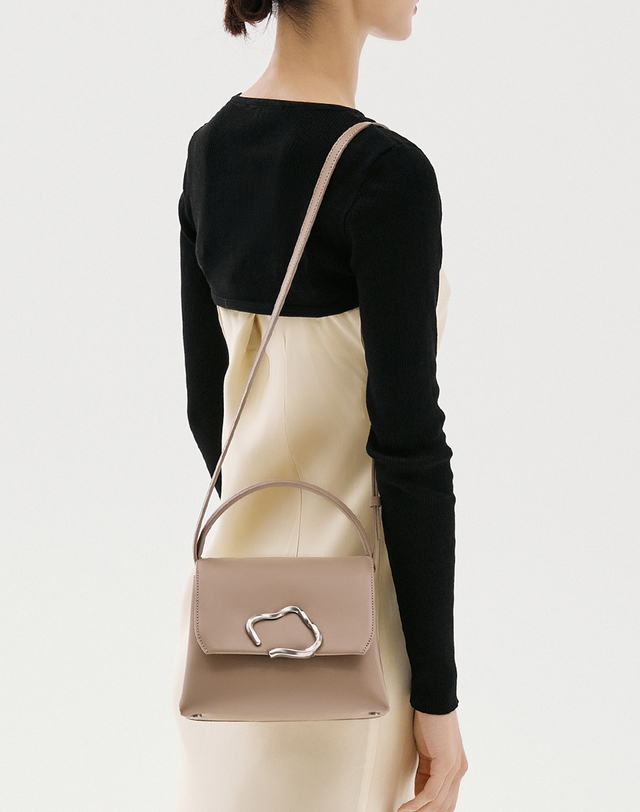 호재 CLOUD TOTE(클라우드 토트)_3COLOR 착용컷