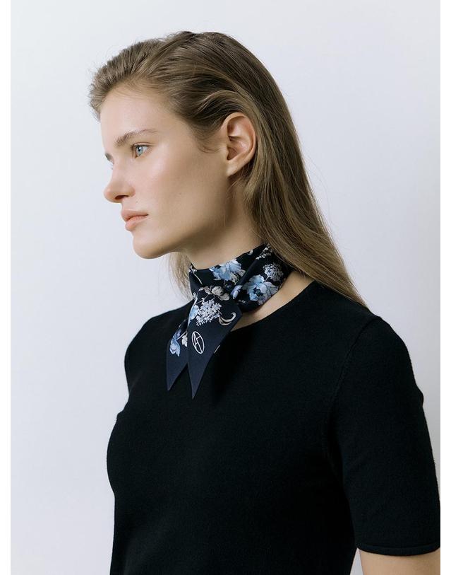 아비나펠르 Wild Rose Long Twilly Silk Scarf - Dark Navy 착용컷