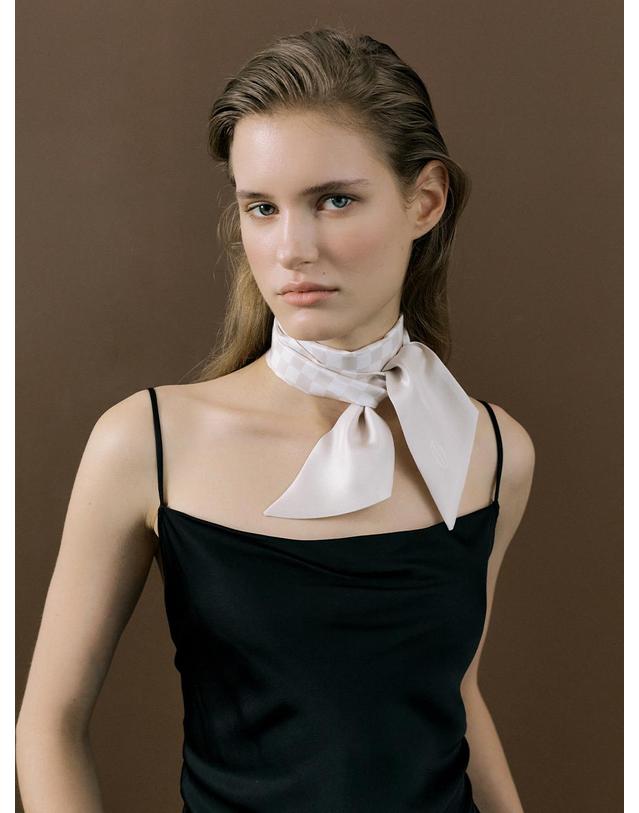 아비나펠르 Checkerboard Long Twilly Silk Scarf - Pearl White 착용컷