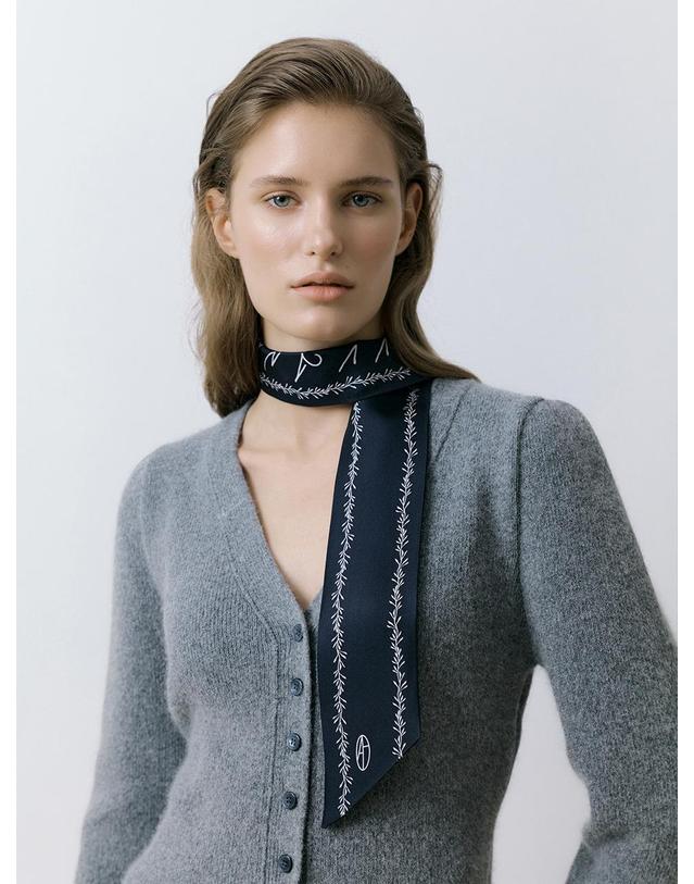 아비나펠르 Stem Long Twilly Silk Scarf - Navy 착용컷