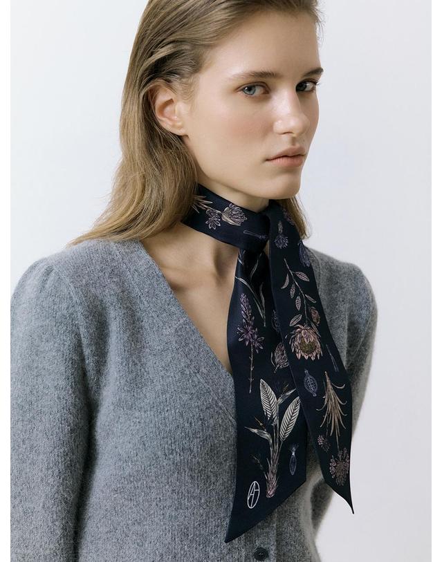 아비나펠르 Flora Long Twilly Silk Scarf - Midnight Blue 착용컷