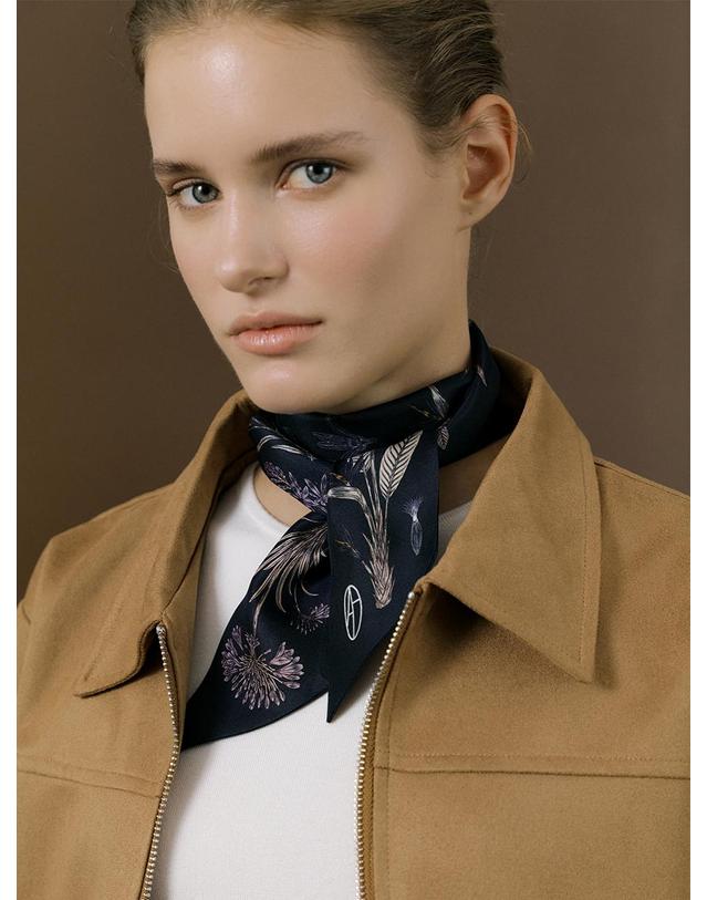 아비나펠르 Flora Long Twilly Silk Scarf - Midnight Blue 착용컷