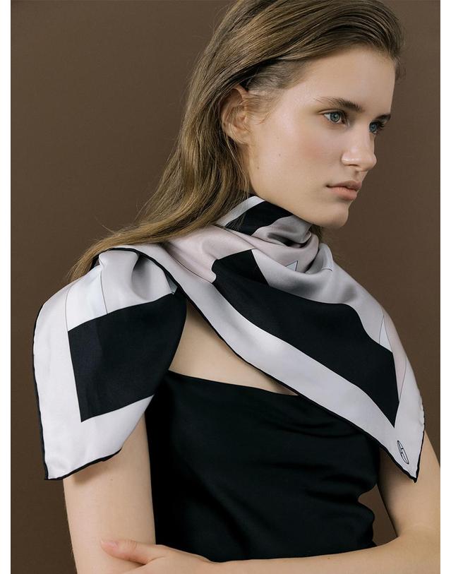 아비나펠르 AP Square Silk Scarf 90 - Taupe/Black 착용컷