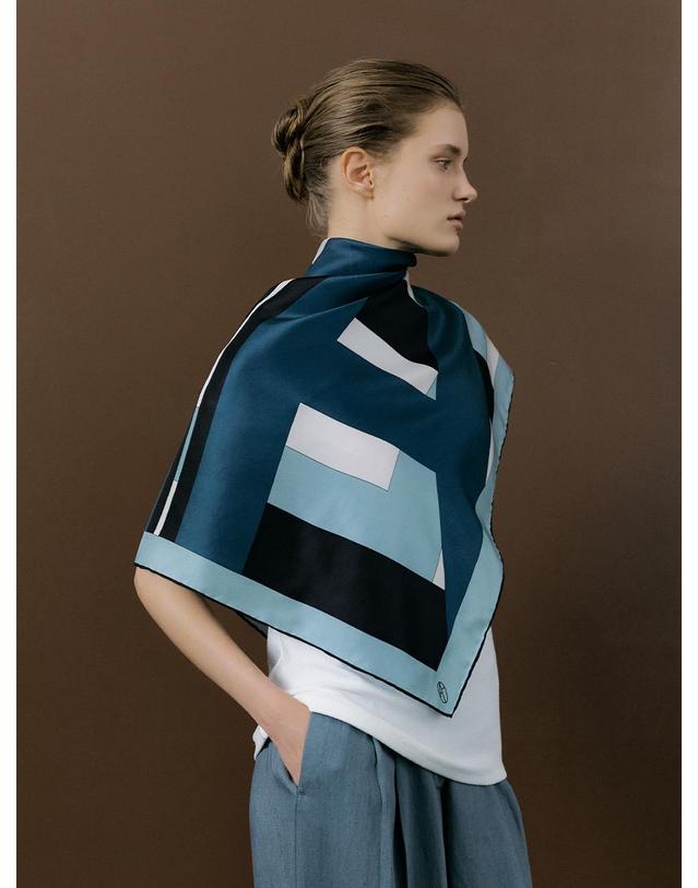 아비나펠르 AP Square Silk Scarf 90 - Teal Blue/Black 착용컷