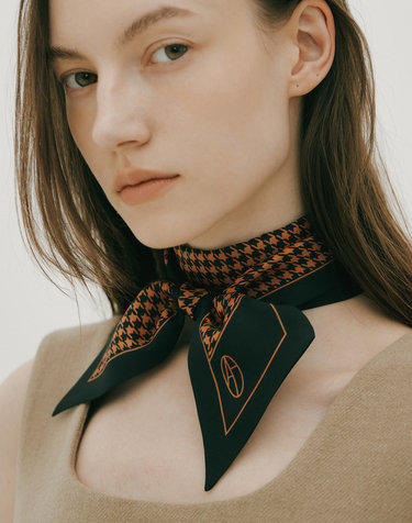 Long Twilly Silk Scarf - Houndstooths Deep Navy/Camel