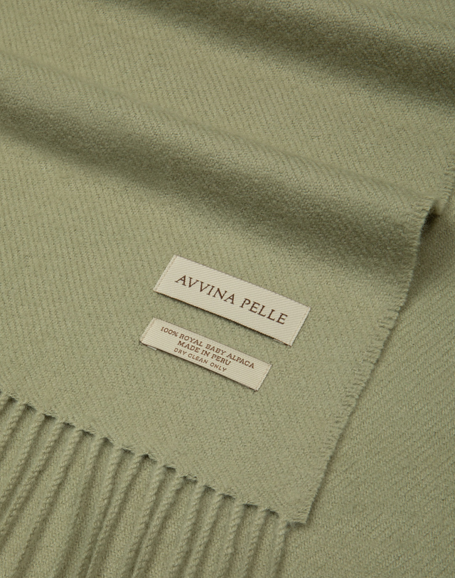 아비나펠르 Royal Baby Alpaca Muffler - Pale Khaki 착용컷