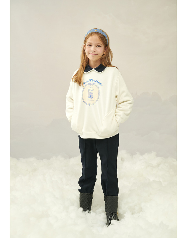빈 BY64TS05IV 아이보리 포인트 맨투맨 티셔츠 착용컷