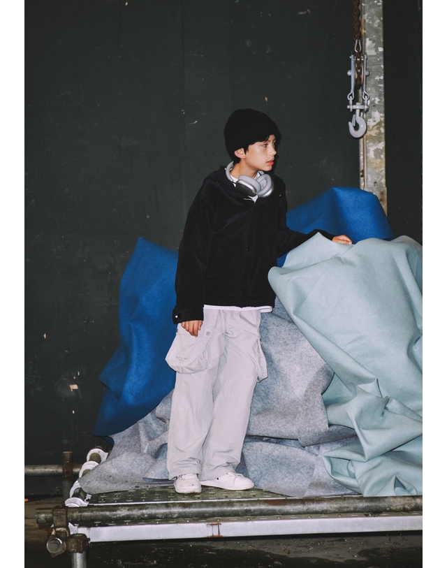 블루테일 AXG5BL01DN 다크네이비 코듀로이 후드 셔츠 착용컷