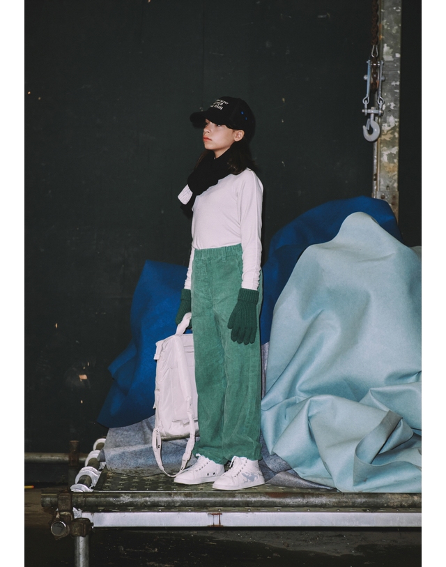 블루테일 AXG6PT02GN 그린 코듀로이 통고무줄 조거 팬츠 착용컷