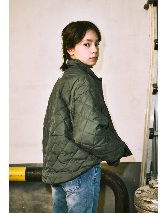 블루테일 AYA2JP01KK 카키 크롭 셔츠 웰론 퀼팅 점퍼 착용컷