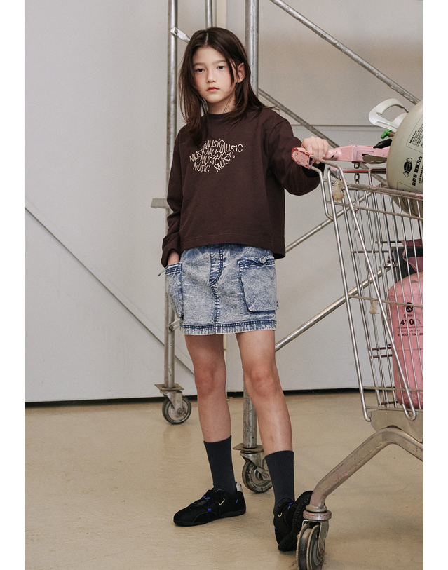 블루테일 AAA2TS09BN 브라운 자수 스웻 티셔츠 착용컷