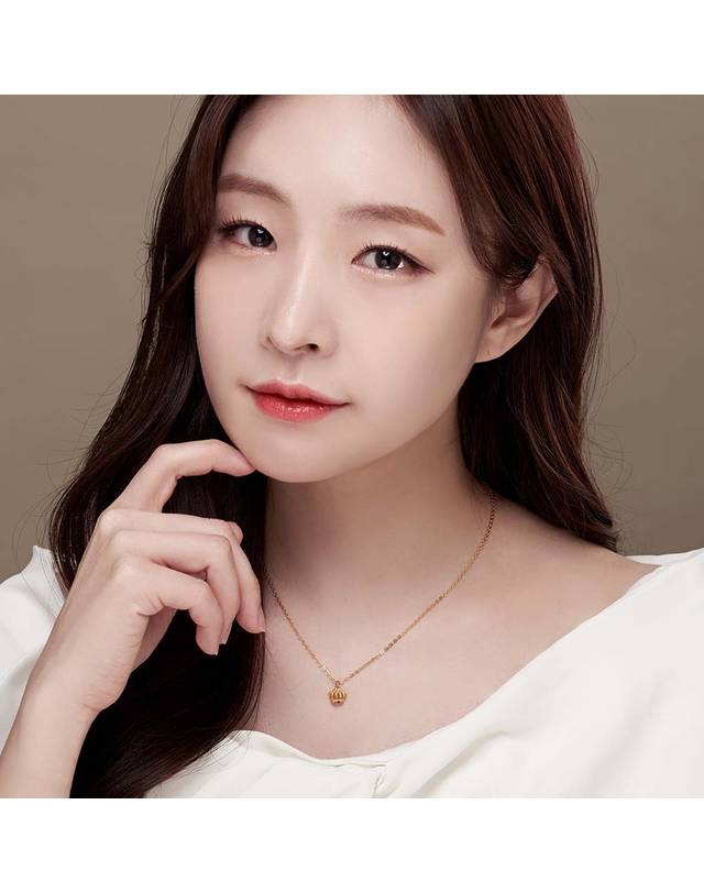 한국금다이아몬드거래소 [한국금다이아몬드] 여자 순금 목걸이 체인 퀸 왕관 24K 3.75g 18K장식 착용컷