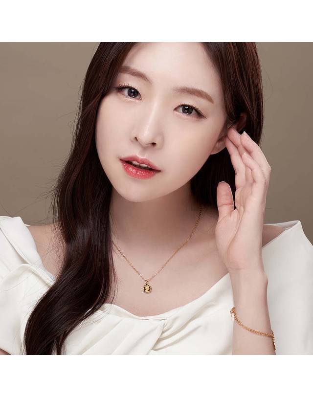 한국금다이아몬드거래소 [한국금다이아몬드] 여자 순금 목걸이 엘리자베스 코인 24K 3.75g 18K장식 착용컷