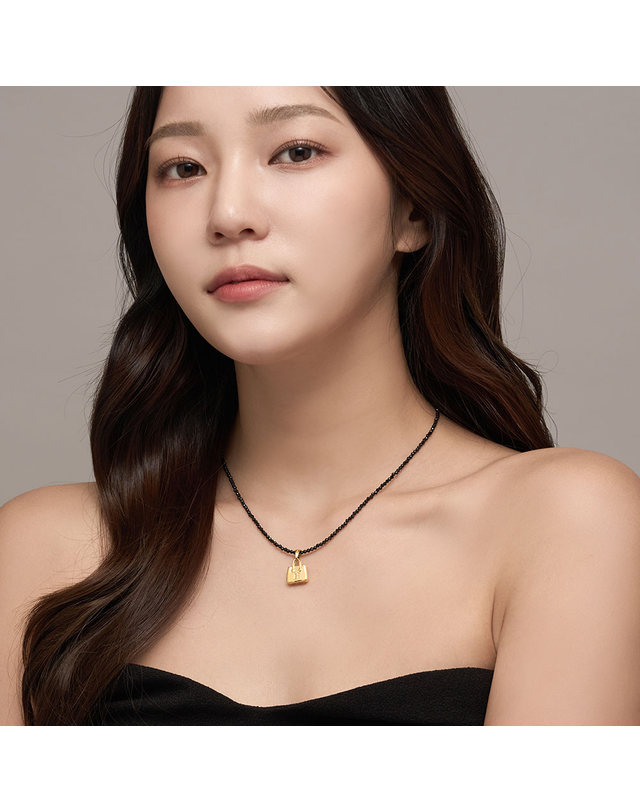 한국금다이아몬드거래소 [한국금다이아몬드] 여자 순금 목걸이 체인 스피넬 H백 24K 3.75g 착용컷