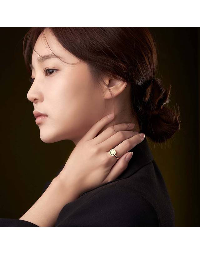 한국금다이아몬드거래소 [한국금다이아몬드] 여자 순금 반지 스마일 24K 3.75g 애끼 검지 엄지 착용컷