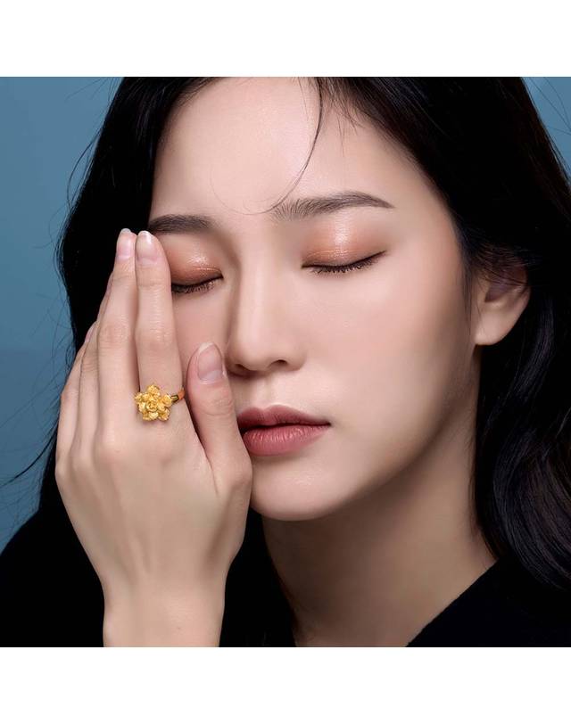 한국금다이아몬드거래소 [한국금다이아몬드] 여자 순금 반지 장미 꽃 24K 7.5g 애끼 검지 엄지 착용컷
