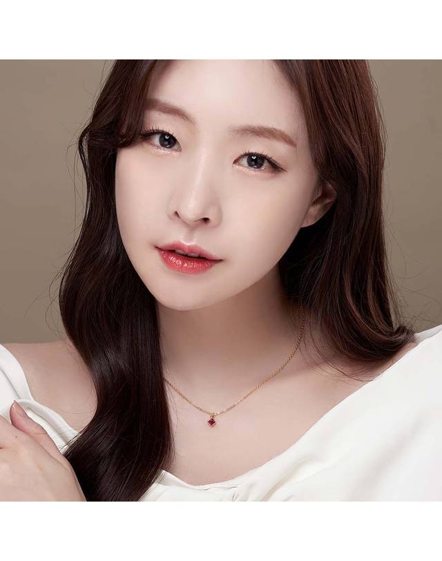 한국금다이아몬드거래소 [한국금다이아몬드] 여자 순금 목걸이 루비 스퀘어 24K 3.75g 18K장식 착용컷