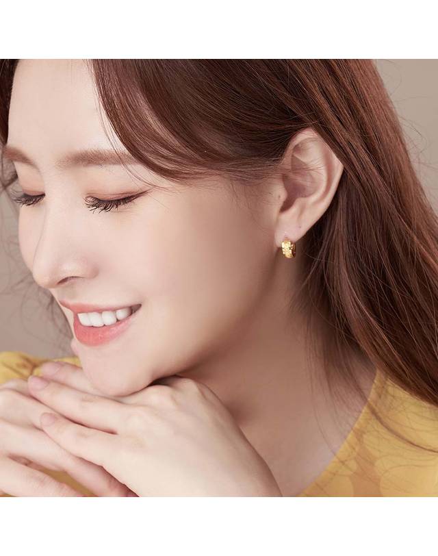 한국금다이아몬드거래소 [한국금다이아몬드] 여자 순금 원터치 귀걸이 샌딩 원형 24K 3.75g 착용컷