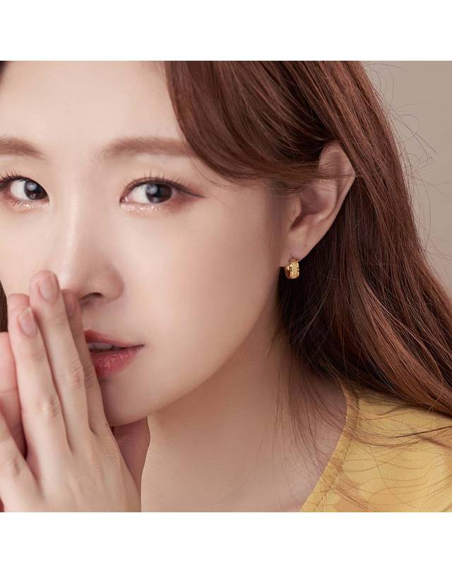 한국금다이아몬드거래소 [한국금다이아몬드] 여자 순금 원터치 귀걸이 샌딩 원형 24K 3.75g 착용컷