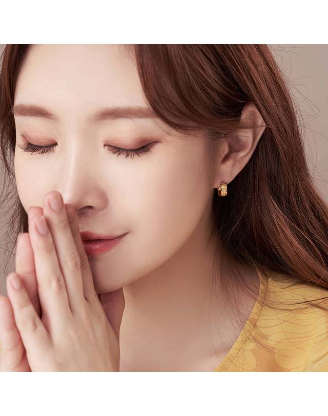 한국금다이아몬드거래소 [한국금다이아몬드] 여자 순금 원터치 귀걸이 샌딩 원형 24K 3.75g 착용컷