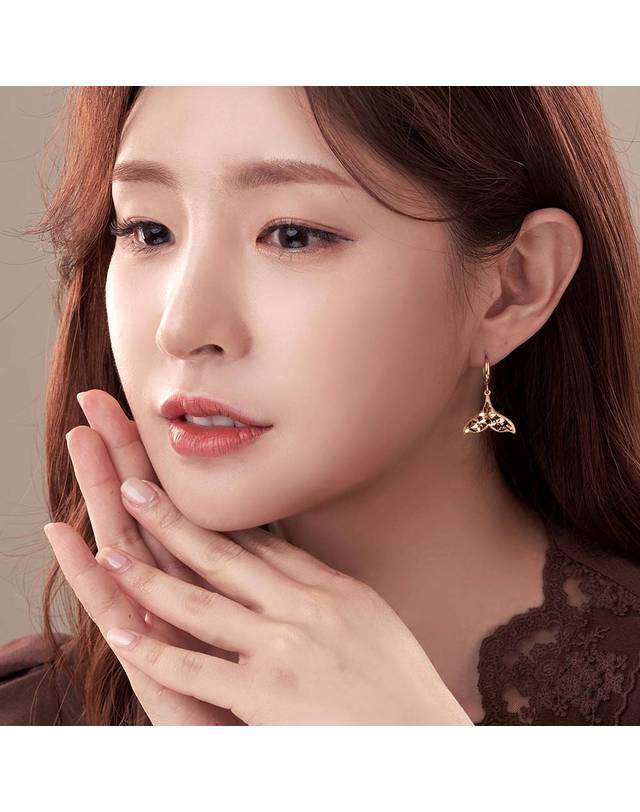 한국금다이아몬드거래소 [한국금다이아몬드] 여자 순금 원터치 귀걸이 돌고래꼬리 24K 3.75g 18k링 착용컷