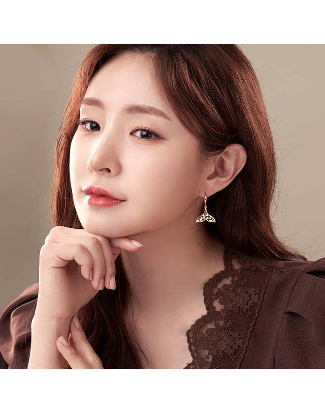 한국금다이아몬드거래소 [한국금다이아몬드] 여자 순금 원터치 귀걸이 돌고래꼬리 24K 3.75g 18k링 착용컷