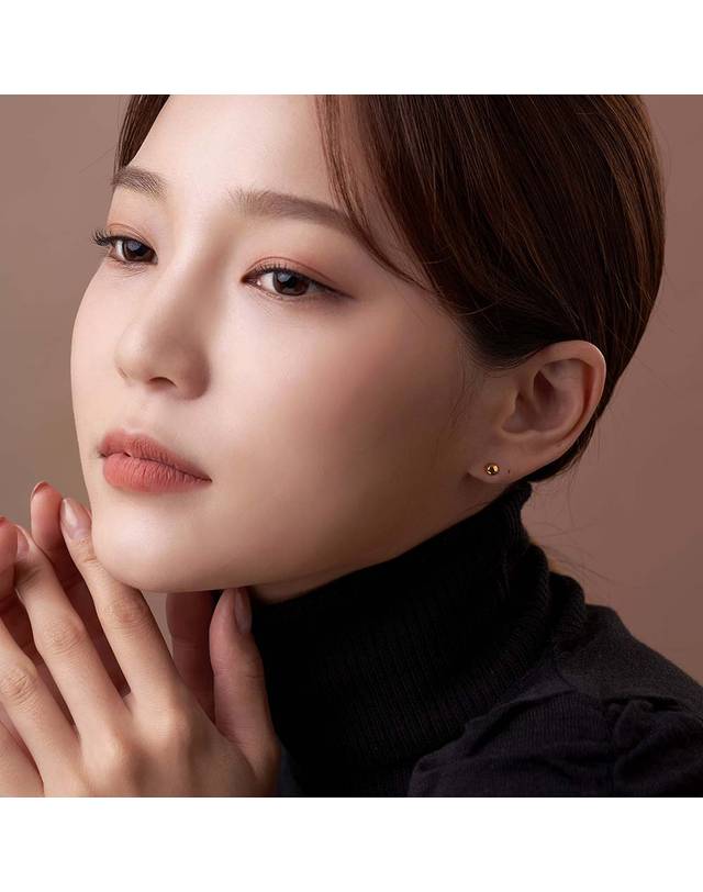 한국금다이아몬드거래소 [한국금다이아몬드] 여자 순금 한쪽 미니 귀걸이 볼 데일리 24K 0.375g 착용컷