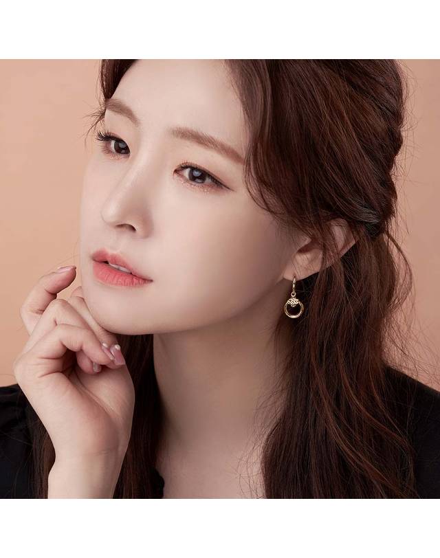 한국금다이아몬드거래소 [한국금다이아몬드] 여자 순금 원터치 귀걸이 꽃 라운드 24K 3.75g 18k링 착용컷