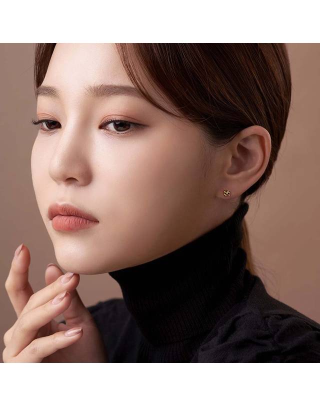 한국금다이아몬드거래소 [한국금다이아몬드] 여자 순금 한쪽 미니 귀걸이 H 컷팅 24K 0.375g 착용컷