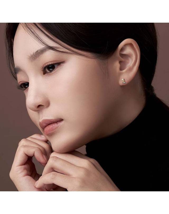 한국금다이아몬드거래소 [한국금다이아몬드] 여자 순금 한쪽 미니 귀걸이 여우 24K 0.44g 금귀걸이 착용컷