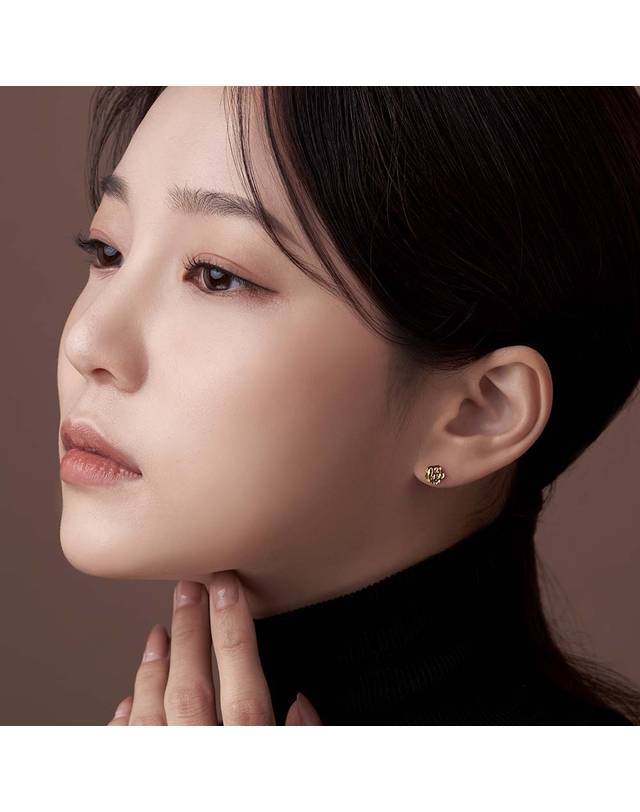 한국금다이아몬드거래소 [한국금다이아몬드] 여자 순금 한쪽 미니 귀걸이 장미 24K 0.5g 금귀걸이 착용컷